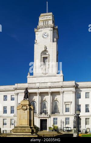 Royaume-Uni, Yorkshire du Sud, Barnsley, hôtel de ville et mémorial de la première Guerre mondiale Banque D'Images