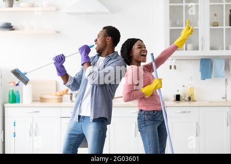 Drôle de couple noir chantant tout en cligeant la cuisine Banque D'Images