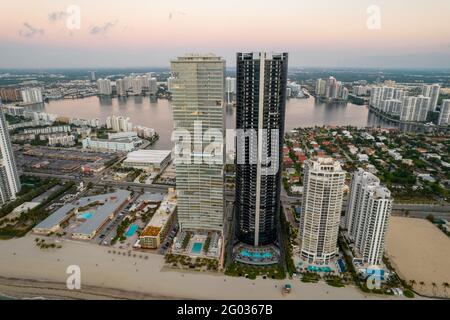 Tours en haut du front de mer sur Sunny Isles Beach FL Banque D'Images