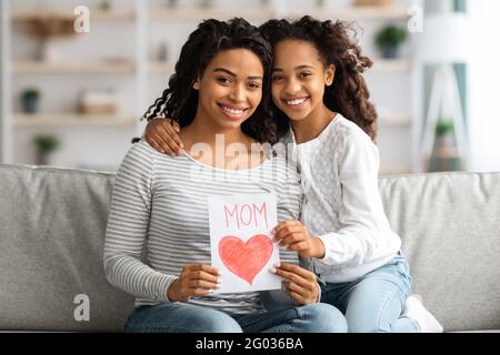 Bonne fille noire embrassant sa mère, concept de fête des mères Banque D'Images