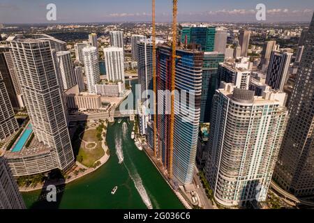 Miami, FL, USA - 28 mai 2021: Photo aérienne Aston Martin Residences en construction sur la rivière Miami Banque D'Images