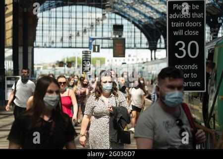 Brighton, Royaume-Uni. 31 mai 2021. Les touristes de Londres arrivent à la gare de Brighton ce qui devrait être le jour le plus chaud de l'année jusqu'à présent, les vacances de banque lundi. Date de la photo : lundi 31 mai 2021. Photo: Richard Gray/Alamy Live News Banque D'Images