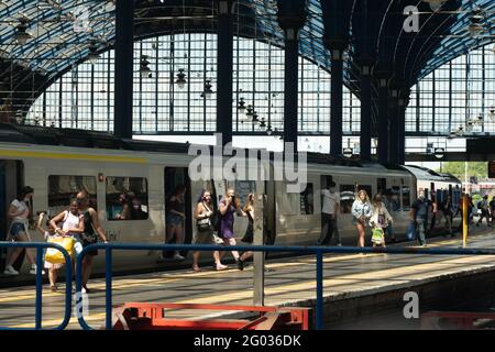 Brighton, Royaume-Uni. 31 mai 2021. Les touristes de Londres arrivent à la gare de Brighton ce qui devrait être le jour le plus chaud de l'année jusqu'à présent, les vacances de banque lundi. Date de la photo : lundi 31 mai 2021. Photo: Richard Gray/Alamy Live News Banque D'Images