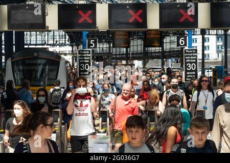 Brighton, Royaume-Uni. 31 mai 2021. Les touristes de Londres arrivent à la gare de Brighton ce qui devrait être le jour le plus chaud de l'année jusqu'à présent, les vacances de banque lundi. Date de la photo : lundi 31 mai 2021. Photo: Richard Gray/Alamy Live News Banque D'Images