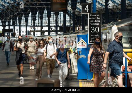 Brighton, Royaume-Uni. 31 mai 2021. Les touristes de Londres arrivent à la gare de Brighton ce qui devrait être le jour le plus chaud de l'année jusqu'à présent, les vacances de banque lundi. Date de la photo : lundi 31 mai 2021. Photo: Richard Gray/Alamy Live News Banque D'Images