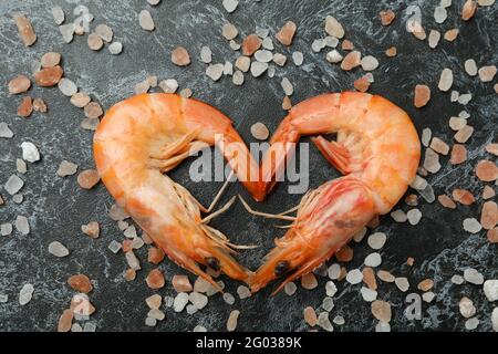 Coeur fait de crevettes et de sel sur fond noir fumé Banque D'Images