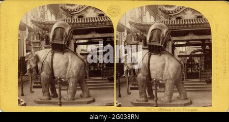 Vue stéréoscopique d'une statue d'éléphant avec palanquin à l'exposition universelle de 1867, Paris, France, 1867. Photographie de Léon & Lévy Banque D'Images