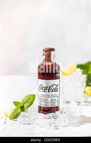 Coca-Cola Specialty Apple, Elderflow, 250 ml. Photo d'une bouteille avec gouttes d'eau. Mise au point sélective Banque D'Images