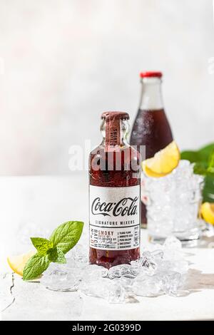 Coca-Cola Specialty Apple, Elderflow, 250 ml. Photo d'une bouteille avec gouttes d'eau. Mise au point sélective Banque D'Images