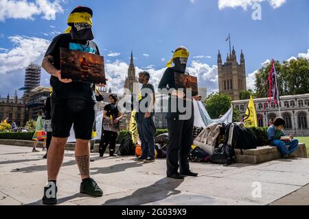 LONDRES, Royaume-Uni – Circa septembre 2020 : les manifestants de la rébellion de l'extinction tiennent des images des catastrophes naturelles causées par le changement climatique au cours d'une manifestation Banque D'Images