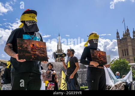 LONDRES, Royaume-Uni – Circa septembre 2020 : les manifestants de la rébellion de l'extinction tiennent des images des catastrophes naturelles causées par le changement climatique au cours d'une manifestation Banque D'Images