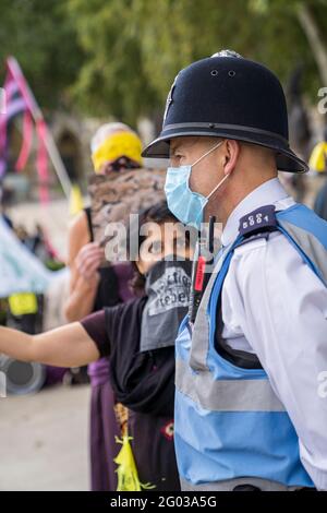 Vers septembre 2020 : les agents de liaison de la police métropolitaine interagissent avec les manifestants lors d'une manifestation de rébellion sur la place du Parlement. Banque D'Images