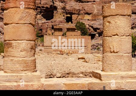 Vue sur le complexe du temple de Qasr al-Bint depuis temenos avec colonnes dans le grand temple, petra, jordanie Banque D'Images