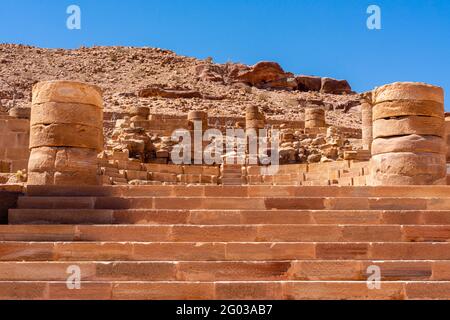 Partie supérieure de l'escalier en calcaire menant à la partie supérieure du temenos, grand temple, petra, jordanie Banque D'Images