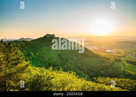 Allemagne, le château des ruines hohenneuffen au sommet d'une montagne couverte de forêt et d'arbres au coucher du soleil en été, une atmosphère magique Banque D'Images