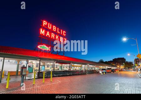 SEATTLE ; WASHINGTON - 2 juillet ; 2018 : marché de Pike place la nuit. La destination touristique populaire a ouvert ses portes en 1907. Banque D'Images