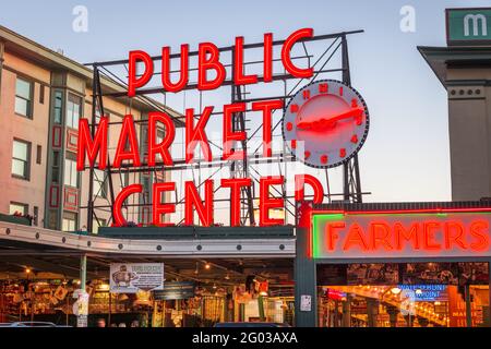 SEATTLE ; WASHINGTON - 2 juillet ; 2018 : marché de Pike place la nuit. La destination touristique populaire a ouvert ses portes en 1907. Banque D'Images