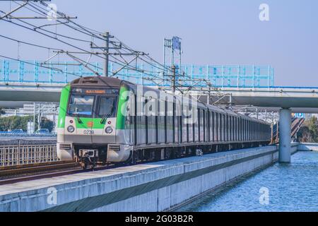 Shanghai, Chine. FÉV.19.2021 Shanghai Pudong International Airport Station, Shanghai Metro ligne 2 trains Banque D'Images