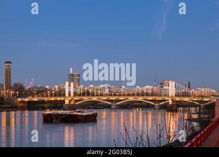 Royaume-Uni, Angleterre, Londres, Battersea, Chelsea Bridge de l'autre côté de la Tamise au crépuscule Banque D'Images