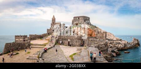 Vue panoramique sur l'église Saint-Pierre et la place Spallanzani. L'église catholique romaine, face au golfe des Poètes, a été consacrée en 1198. Banque D'Images