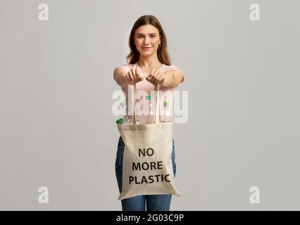 Plus de plastique. Sac fourre-tout de transport pour femme avec bouteilles vides pour recyclage Banque D'Images