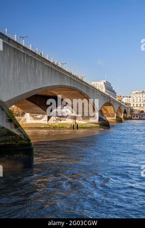 Royaume-Uni, Angleterre, Londres, la Tamise avec le Waterloo Bridge de South Bank Banque D'Images