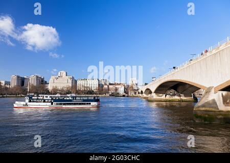 Royaume-Uni, Angleterre, Londres, la Tamise et le bateau de plaisance Hurlingham amarrés près du pont de Waterloo Banque D'Images