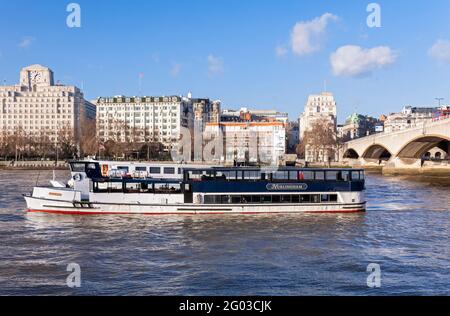 Royaume-Uni, Angleterre, Londres, la Tamise et le bateau de plaisance « Hurlingham » amarrés près du pont de Waterloo Banque D'Images