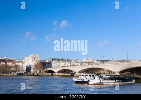 Royaume-Uni, Angleterre, Londres, la Tamise et les bateaux de plaisance « Hurlingham » et « Golden Sunrise » amarrés près du pont de Waterloo Banque D'Images