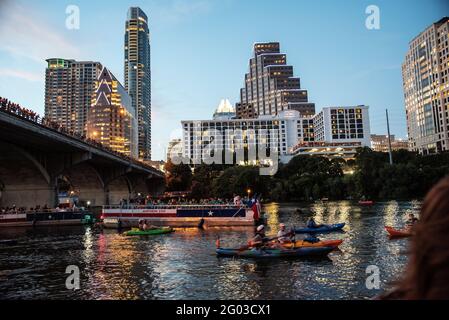 Bateaux sur le fleuve Colorado à la tombée de la nuit, attendant sur les chauves-souris pour sortir du pont Ann W.Richards Congress Ave., Austin, Texas Banque D'Images