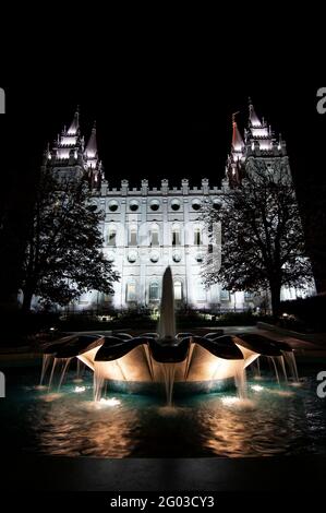 Morman Tabernacle la nuit, fontaine en premier plan, Salt Lake City, Utah Banque D'Images