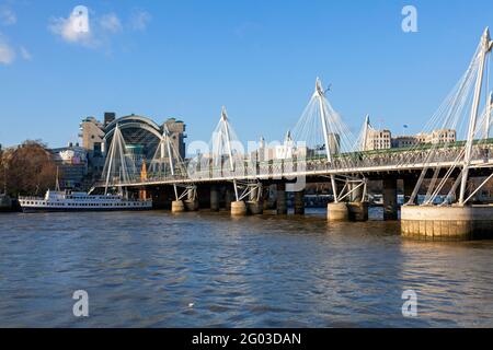 Royaume-Uni, Angleterre, Londres, les passerelles Golden Jubilee et le pont Hungerford Railway Bridge traversant la Tamise Banque D'Images