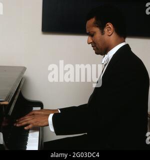 Andre Watts, geboren in Deutschland, pianiste amerikanischer, Am Klavier, 1987. Andre Watts, né en Allemagne, pianiste américain, sur le piano, 1987. Banque D'Images