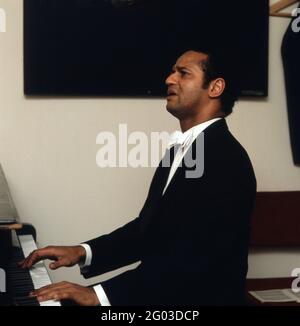 Andre Watts, geboren in Deutschland, pianiste amerikanischer, Am Klavier, 1987. Andre Watts, né en Allemagne, pianiste américain, sur le piano, 1987. Banque D'Images