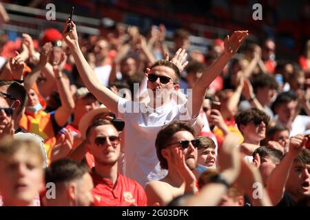 Londres, Royaume-Uni. 31 mai 2021. Les fans de Morecambe FC applaudissent leur équipe. EFL Skybet League 2 play off final match, Morecambe v Newport County au stade Wembley à Londres le lundi 31 mai 2021. Cette image ne peut être utilisée qu'à des fins éditoriales. Utilisation éditoriale uniquement, licence requise pour une utilisation commerciale. Aucune utilisation dans les Paris, les jeux ou les publications d'un seul club/ligue/joueur. photo par Steffan Bowen/Andrew Orchard sports photographie/Alay Live news crédit: Andrew Orchard sports photographie/Alay Live News Banque D'Images