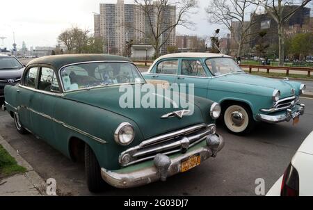 Deux voitures anciennes garées côte à côte, la berline Dodge V Eight de 1950 s et la Volga GAZ-21 de fabrication soviétique, produites en 1956-1970, Brooklyn, NY, États-Unis Banque D'Images