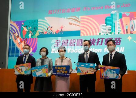 Hong Kong, Chine. 31 mai 2021. Carrie Lam (C), chef de la direction de la région administrative spéciale de Hong Kong (HKSAR), assiste à un exposé de presse annonçant le lancement de la campagne « vaccination précoce pour tous » à Hong Kong, dans le sud de la Chine, le 31 mai 2021. Crédit: Lui Siu Wai/Xinhua/Alay Live News Banque D'Images