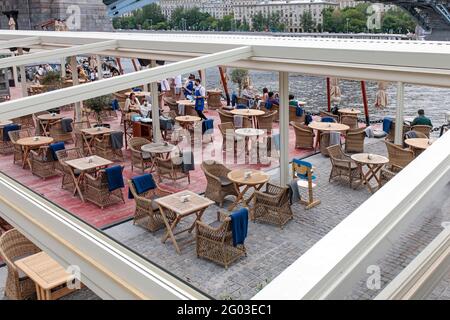 Moscou, Russie - Mai 2021, Parc central de la culture et des loisirs de Gorky. Vue sur la bankment de Pouchkine. Un café en bord de mer donnant sur la rivière. Tableaux et Banque D'Images