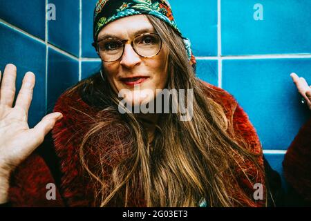 Portrait d'une femme mûre avec de longs cheveux bruns portant un foulard et des lunettes Banque D'Images