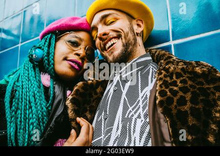 Portrait d'un jeune homme heureux avec une femme de taille moyenne Banque D'Images