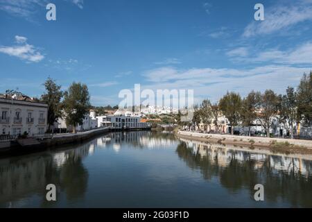 Rivière Gilao traversant le centre-ville historique de Tavira au Portugal Banque D'Images