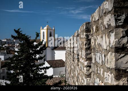 Détail architectural d'un mur en pierre armante promontoire avec centre-ville Toits en arrière-plan à Tavira Portugal Banque D'Images