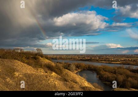 Belle vue sur la Vistule depuis les montagnes Pepper près de Sandomierz. Jour ensoleillé et ciel avec des nuages blancs et l'arc-en-ciel. Pologne. Est E Banque D'Images