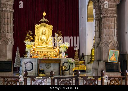 Varanasi, Inde - 01 novembre 2016 : statue d'or du Bouddha assis en posture de méditation au temple bouddhiste Mulagandhakuti vihara, Sarnath, Bana Banque D'Images