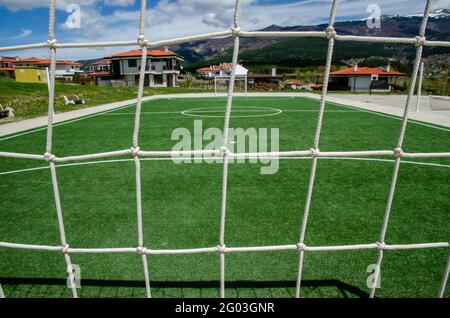 Vue d'un terrain de football sur un réseau de buts. Banque D'Images