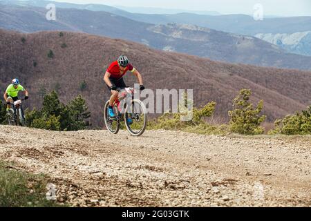 Yalta, Russie - 2 mai 2021 : deux athlètes de VTT en montée pendant la course MTB Banque D'Images