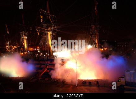 LA VICTOIRE DU HMS TIRE UN LARGE FEU LORS DES CÉLÉBRATIONS DE TRAFALGAR 200 À PORTSMOUTH PIC MIKE WALKER, 2005 Banque D'Images