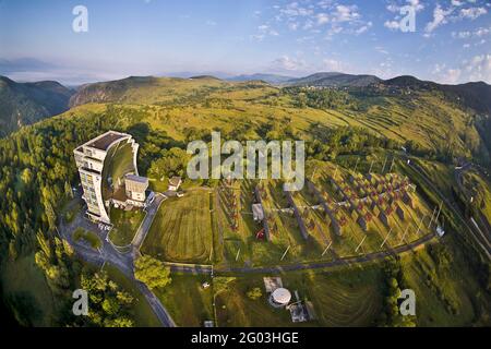 FRANCE, PYRÉNÉES ORIENTALES - 66 - GRAND FOUR SOLAIRE D'ODEILLO PRÈS DE FONT ROMEU, À CERDAGNE.CETTE INSTALLATION ÉVOQUE LES GRANDES INFRASTRUCTURES SOLAIRES Banque D'Images