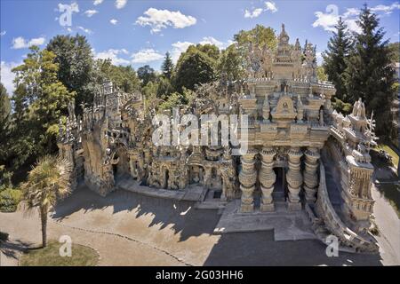 FRANCE, DRÔME - 26 - LE PALAIS IDÉAL DU FACTEUR CHEVAL (VILLAGE DES HAUTERIVES).CE MONUMENT AUX NOMBREUSES SCULPTURES ÉVOQUE LES TEMPLES KHMERS DU CAMBODGE Banque D'Images