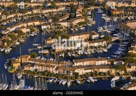 FRANCE, VAR - 83 - PORT GRIMAUD. CETTE VILLE AU BORD DU LAC ÉVOQUE LES VILLAGES DE LA LAGUNE DE VENISE (VUE AÉRIENNE) Banque D'Images